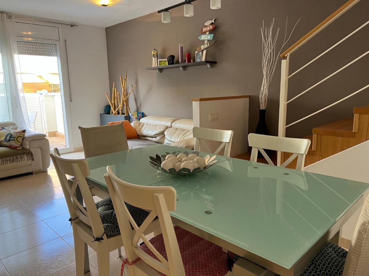 Hébergement de vacances Cozy House With Pool & Bbq